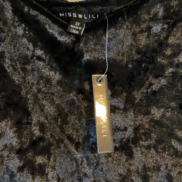 Peekaboo shoulder ruffle top - Picture 2 of 7